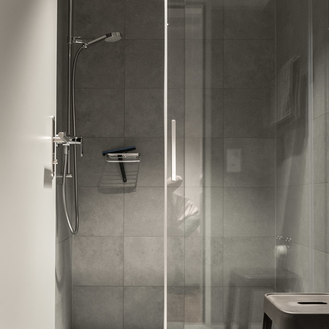 Eine Umkleide, WCs und Dusche sind vorhanden.